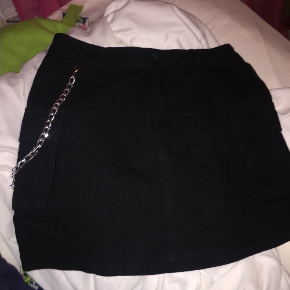 black cargo skirt w detachable chain
